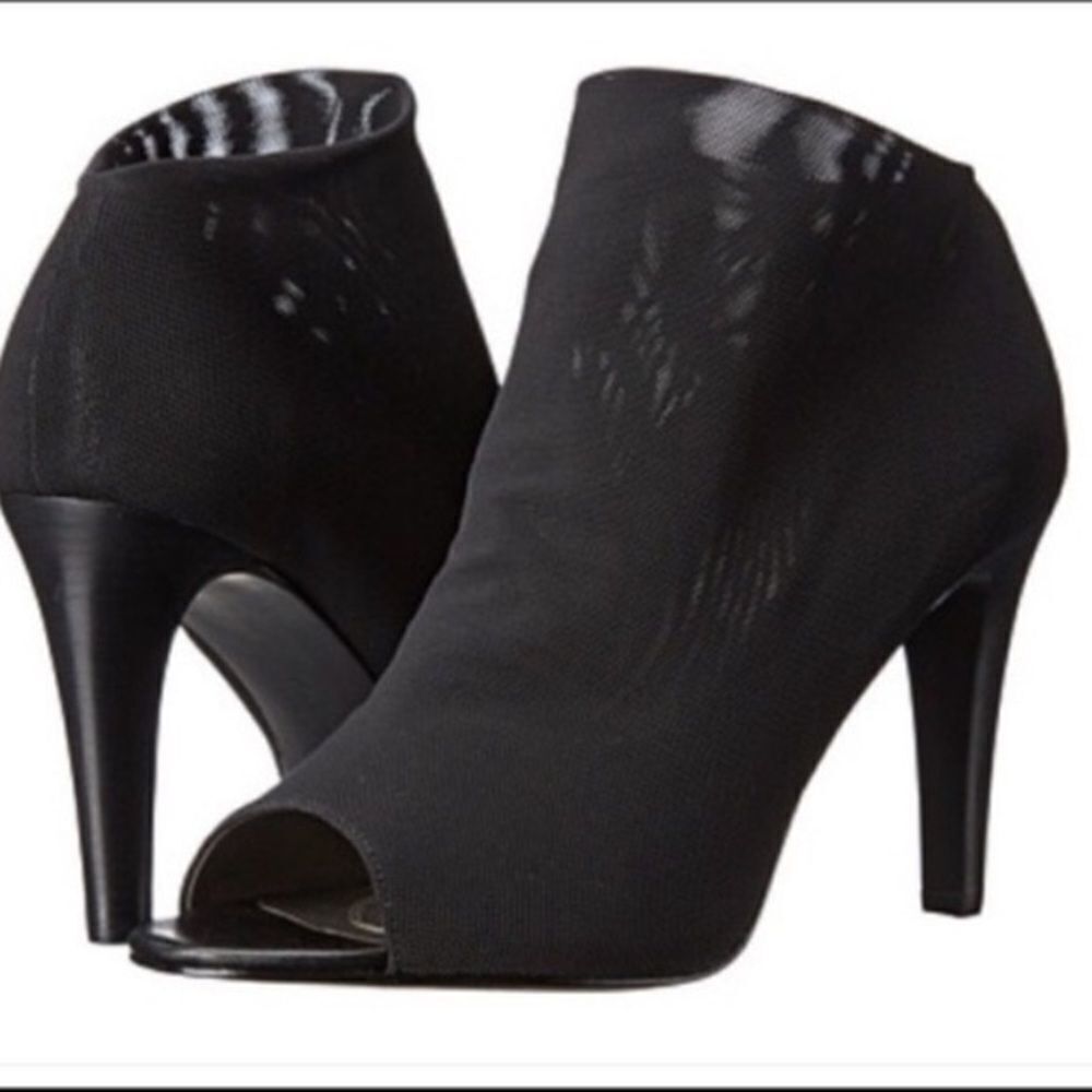 TAHARI Black Kelsi Peep Toe Heels 7.5